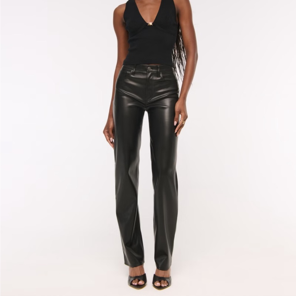 Abercrombie 90’s Relaxed Ultra High Rise Vegan Leather Pant 29